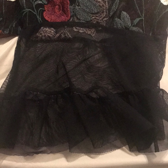 Lace Appliqué Flower Top - Picture 2 of 4